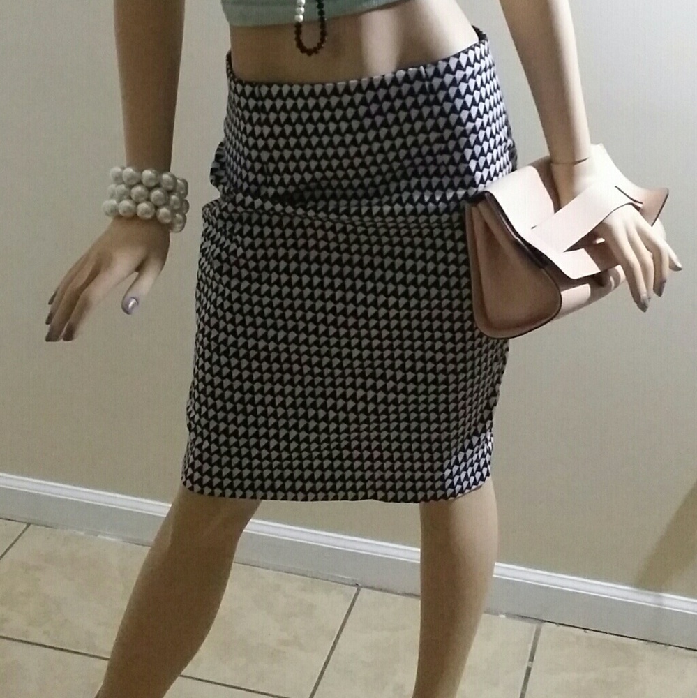 Black and white Banana Republic skirt